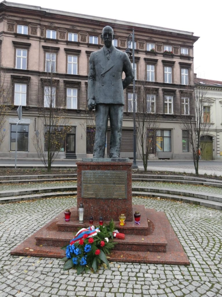 Boomer Travel | Bydgoszcz, Poland | Leon Barciszewski statue