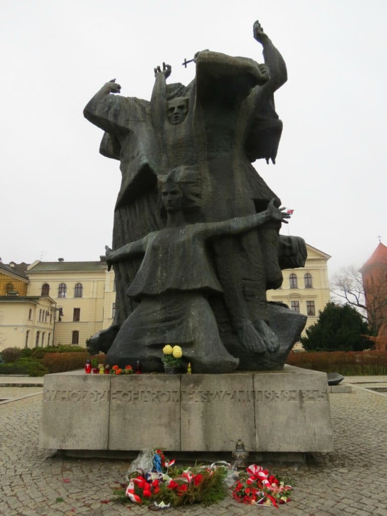 Boomer Travel | Bydgoszcz, Poland | Stary Rynek statue