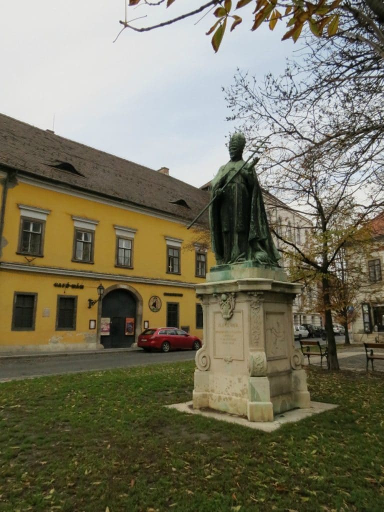 Boomer Travel | Budapest | Statue - Xlince Papa - Old Buda