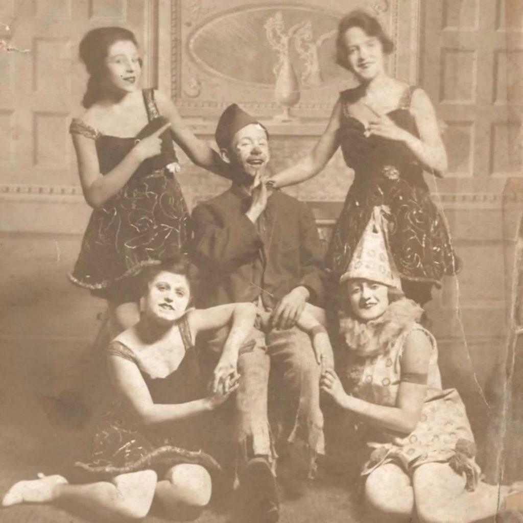 Vaudeville troupe in 1918