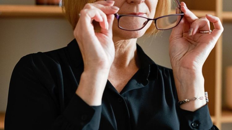 Find out alternative to wearing glasses for sight improvement.